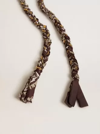 Charm en tissu tressé bordeaux avec chaîne en laiton