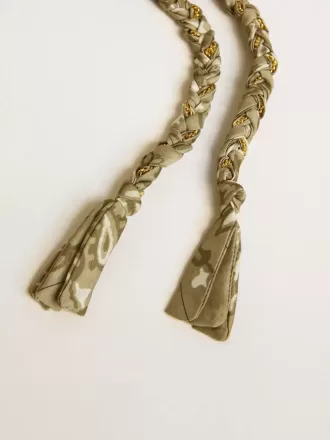 Charm en tissu tressé gris tourterelle avec chaîne en laiton Charm en tissu tressé gris tourterelle avec chaîne en laiton