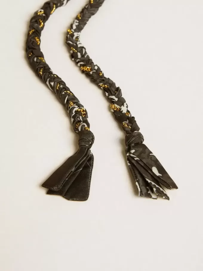Charm en tissu tressé noir avec chaîne en laiton
