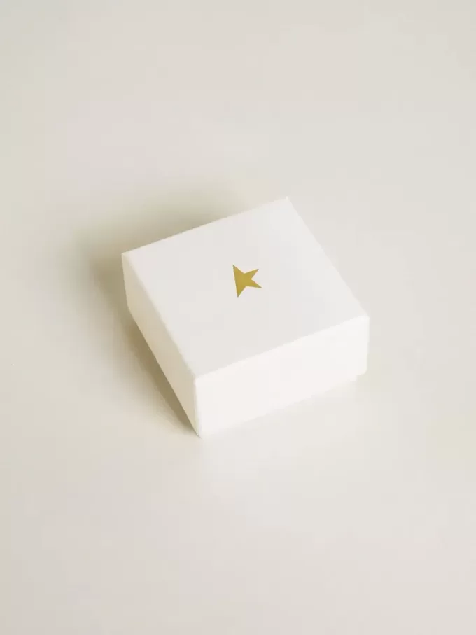 Charm lettre D en laiton doré avec cristaux Charm lettre D en laiton doré avec cristaux