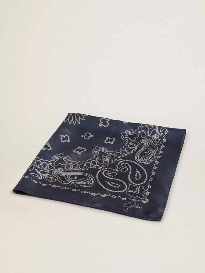 Écharpe Golden Collection bleu denim à motif cachemire Écharpe Golden Collection bleu denim à motif cachemire