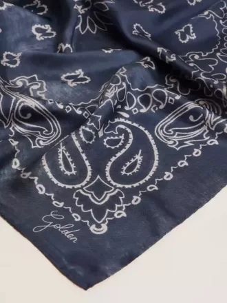 Écharpe Golden Collection bleu denim à motif cachemire