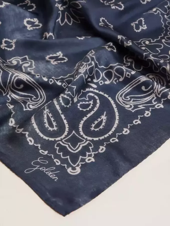 Écharpe Golden Collection bleu denim à motif cachemire Écharpe Golden Collection bleu denim à motif cachemire
