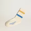 Chaussettes blanches pour enfants avec détails vieillis et rayures bicolores bleu vif et moutarde