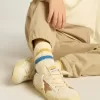 Chaussettes blanches pour enfants avec détails vieillis et rayures bicolores bleu vif et moutarde