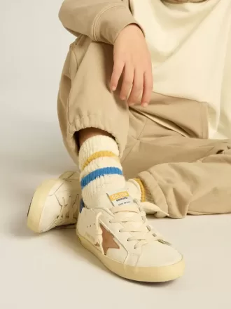 Chaussettes blanches pour enfants avec détails vieillis et rayures bicolores bleu vif et moutarde