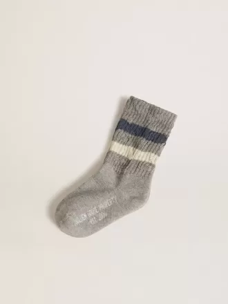 Chaussettes grises pour enfants avec détails vieillis et rayures blanches et bleues délavées