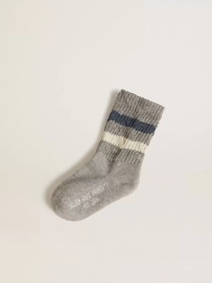 Chaussettes grises pour enfants avec détails vieillis et rayures blanches et bleues délavées