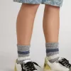 Chaussettes grises pour enfants avec détails vieillis et rayures blanches et bleues délavées