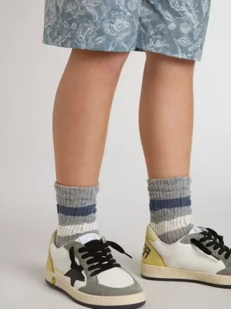 Chaussettes grises pour enfants avec détails vieillis et rayures blanches et bleues délavées