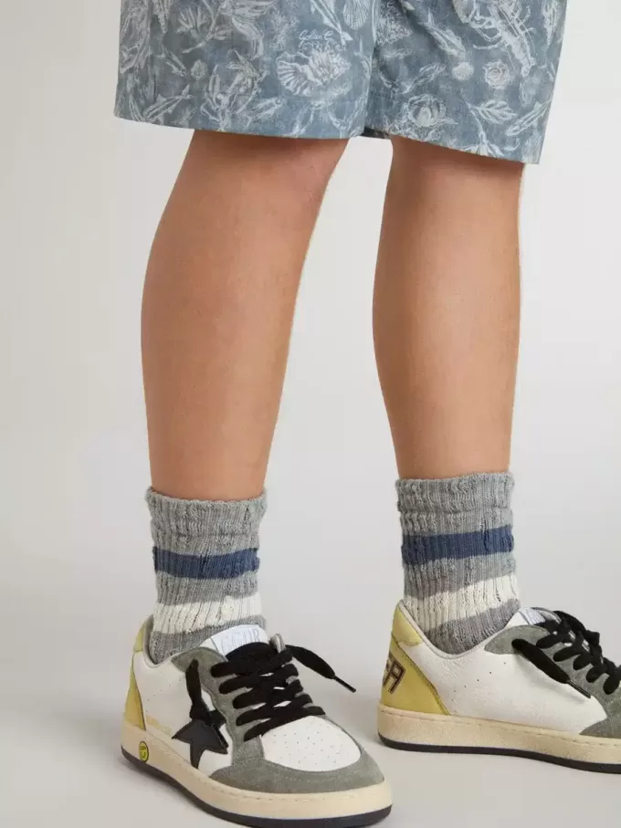 Chaussettes grises pour enfants avec détails vieillis et rayures blanches et bleues délavées