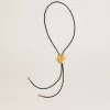 Collier bolo tie Jewelmates en cuir noir avec détails métalliques dorés à l&rsquo;ancienne