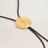 Collier bolo tie Jewelmates en cuir noir avec détails métalliques dorés à l&rsquo;ancienne