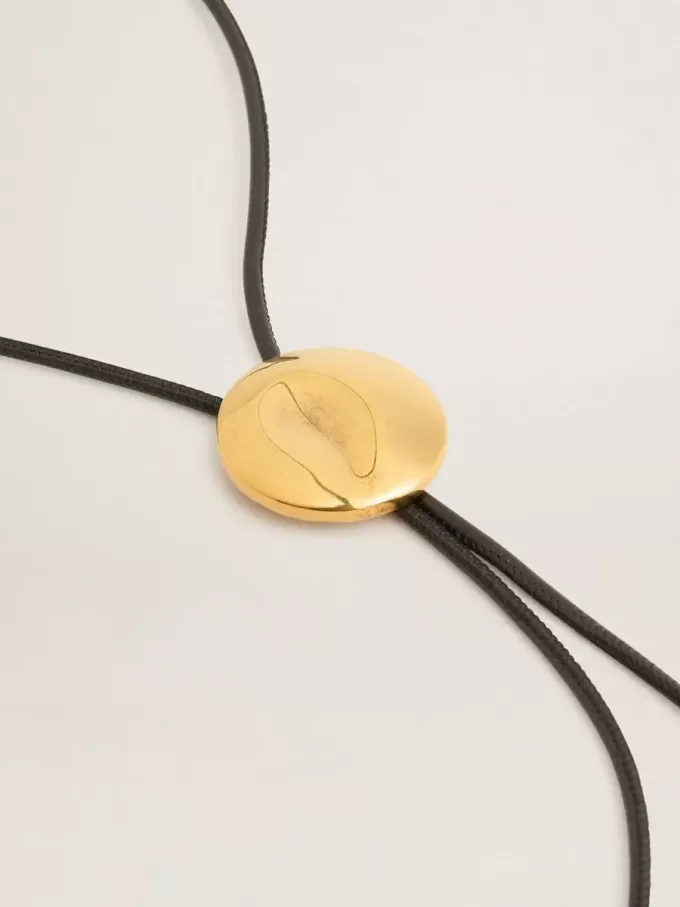 Collier bolo tie Jewelmates en cuir noir avec détails métalliques dorés à l&rsquo;ancienne