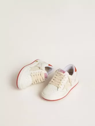 Junior Ball Star en cuir avec étoile couleur crème et languette en cuir rouge au talon Junior Ball Star en cuir avec étoile couleur crème et languette en cuir rouge au talon