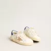 Junior Super-Star en cuir nappa avec une étoile beige et un renfort bleu au talon Junior Super-Star en cuir nappa avec une étoile beige et un renfort bleu au talon