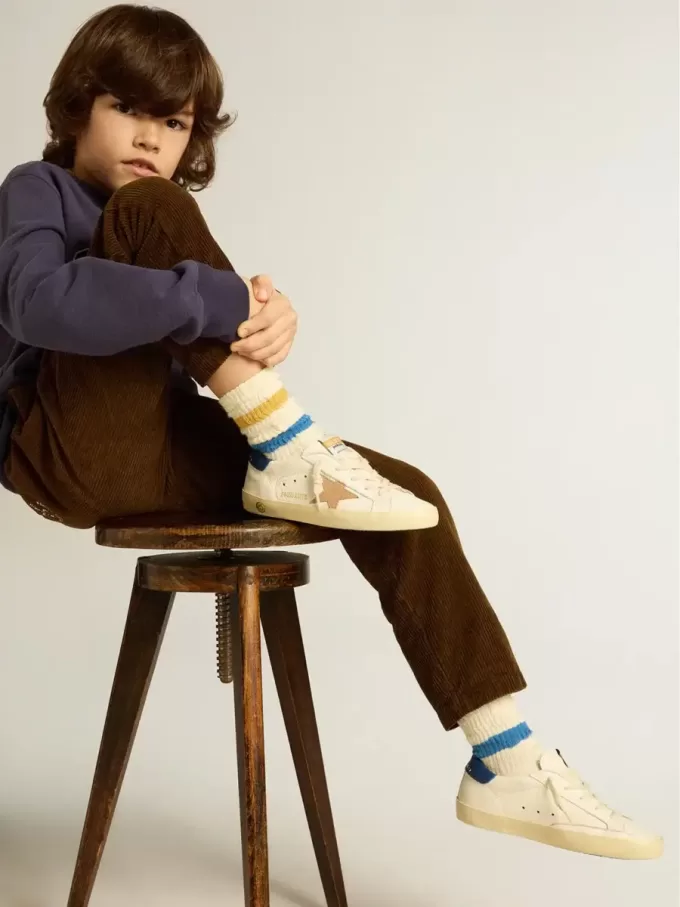 Junior Super-Star en cuir nappa avec une étoile beige et un renfort bleu au talon Junior Super-Star en cuir nappa avec une étoile beige et un renfort bleu au talon
