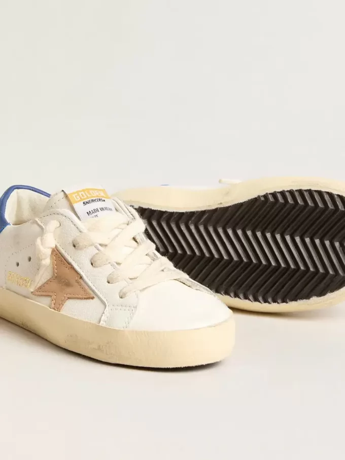 Junior Super-Star en cuir nappa avec une étoile beige et un renfort bleu au talon Junior Super-Star en cuir nappa avec une étoile beige et un renfort bleu au talon