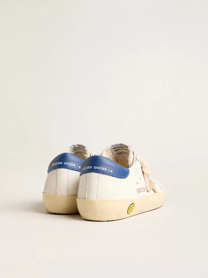 Junior Super-Star en cuir nappa avec une étoile beige et un renfort bleu au talon Junior Super-Star en cuir nappa avec une étoile beige et un renfort bleu au talon