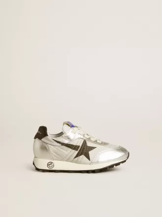 Marathon Junior en nylon argenté avec étoile noire et languette en cuir au talon Marathon Junior en nylon argenté avec étoile noire et languette en cuir au talon