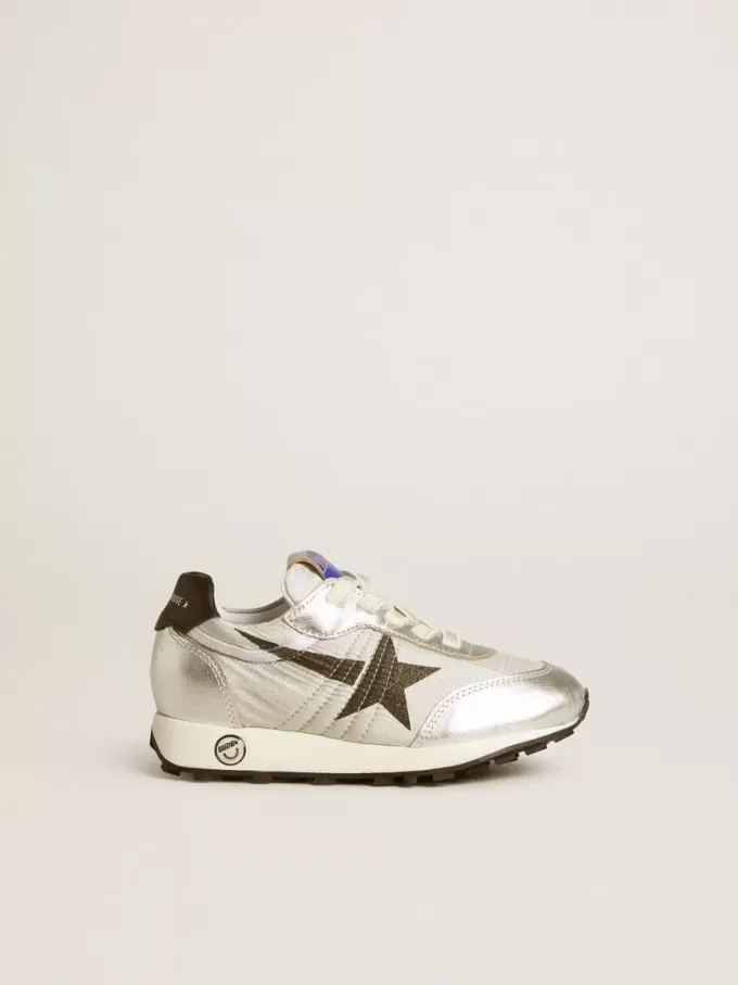 Marathon Junior en nylon argenté avec étoile noire et languette en cuir au talon Marathon Junior en nylon argenté avec étoile noire et languette en cuir au talon