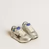 Marathon Junior en nylon argenté avec étoile noire et languette en cuir au talon Marathon Junior en nylon argenté avec étoile noire et languette en cuir au talon