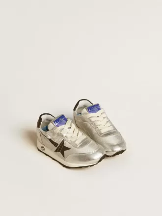 Marathon Junior en nylon argenté avec étoile noire et languette en cuir au talon Marathon Junior en nylon argenté avec étoile noire et languette en cuir au talon