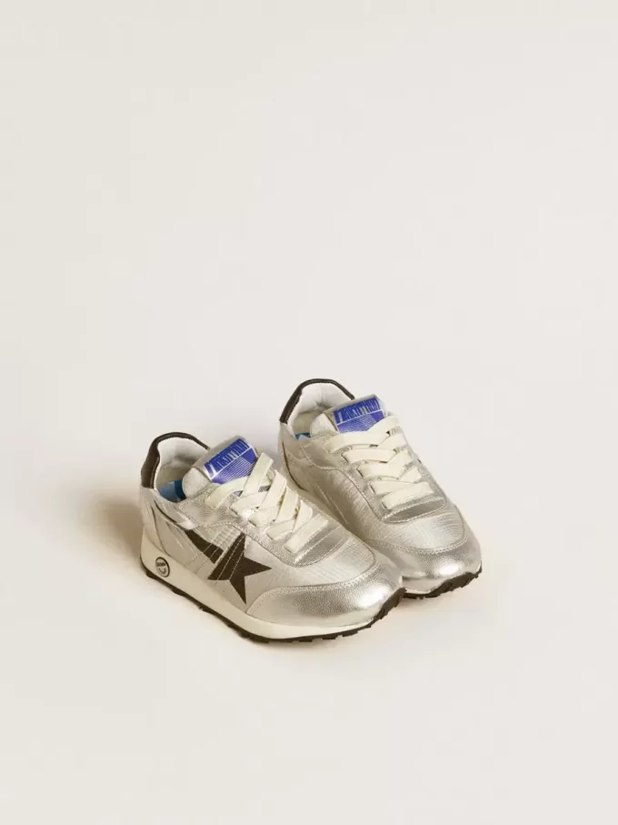 Marathon Junior en nylon argenté avec étoile noire et languette en cuir au talon Marathon Junior en nylon argenté avec étoile noire et languette en cuir au talon