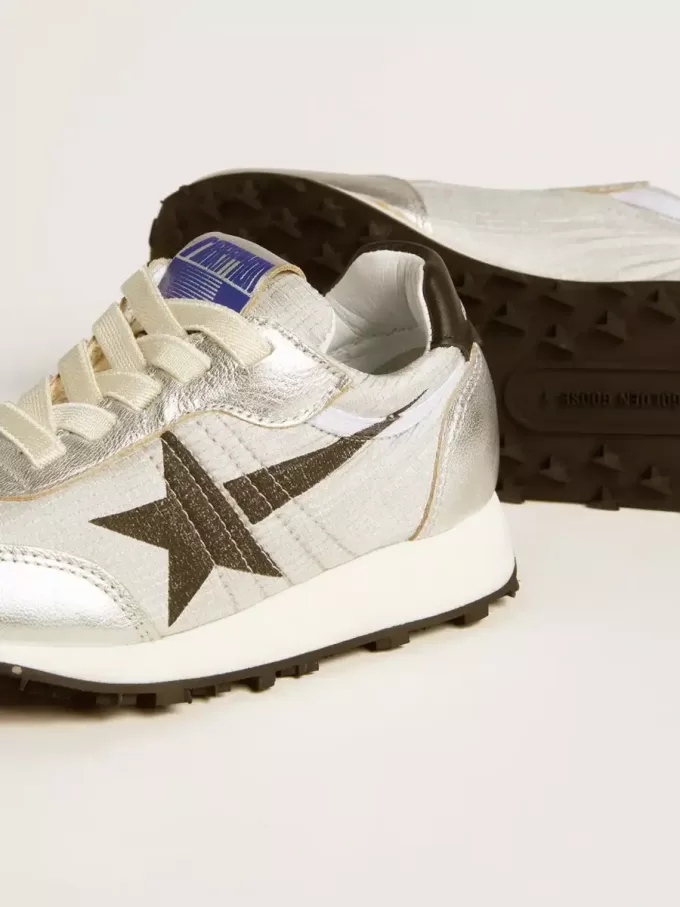 Marathon Junior en nylon argenté avec étoile noire et languette en cuir au talon Marathon Junior en nylon argenté avec étoile noire et languette en cuir au talon