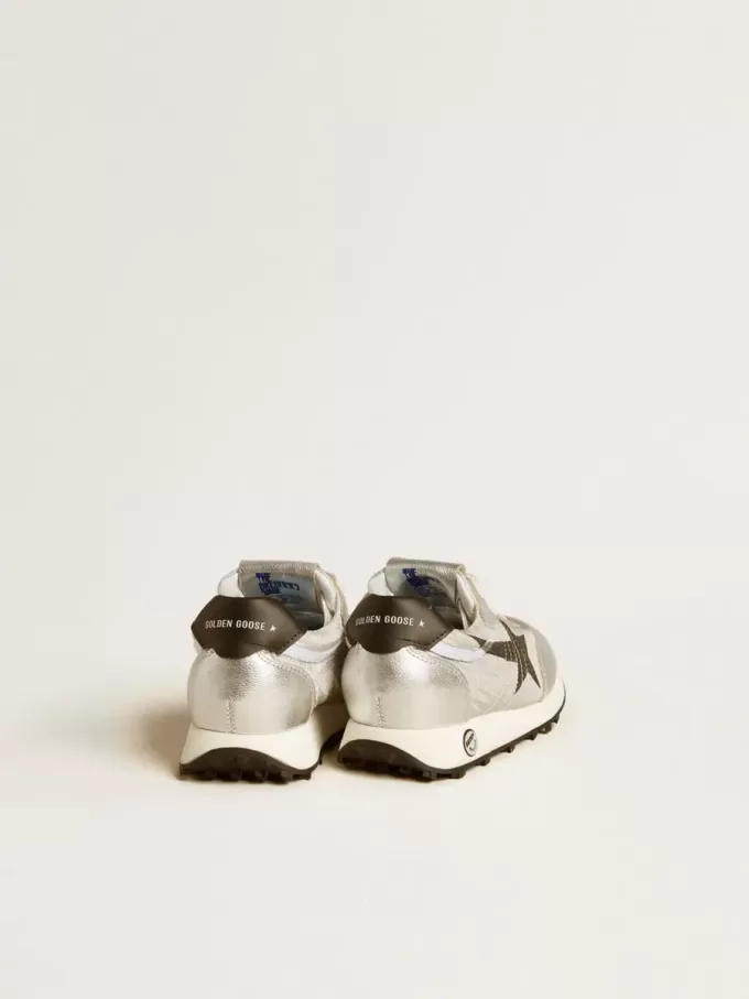 Marathon Junior en nylon argenté avec étoile noire et languette en cuir au talon Marathon Junior en nylon argenté avec étoile noire et languette en cuir au talon
