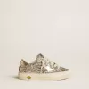 May Junior en paillettes platine avec étoile en cuir métallisé et languette au talon May Junior en paillettes platine avec étoile en cuir métallisé et languette au talon
