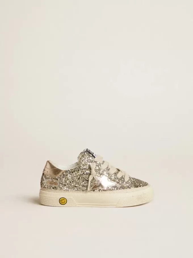 May Junior en paillettes platine avec étoile en cuir métallisé et languette au talon May Junior en paillettes platine avec étoile en cuir métallisé et languette au talon