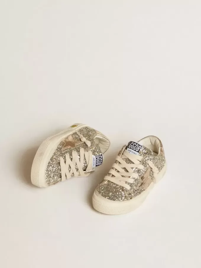 May Junior en paillettes platine avec étoile en cuir métallisé et languette au talon May Junior en paillettes platine avec étoile en cuir métallisé et languette au talon