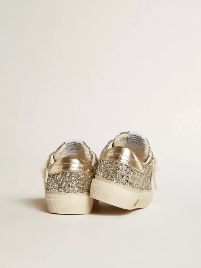 May Junior en paillettes platine avec étoile en cuir métallisé et languette au talon May Junior en paillettes platine avec étoile en cuir métallisé et languette au talon