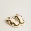 May Young en cuir blanc et vert militaire