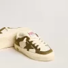 May Young en cuir blanc et vert militaire
