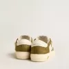 May Young en cuir blanc et vert militaire