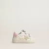 Modèle Baby School en cuir nappa avec motif floral rose et étoile en daim beige Modèle Baby School en cuir nappa avec motif floral rose et étoile en daim beige