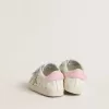 Modèle Baby School en cuir nappa avec motif floral rose et étoile en daim beige Modèle Baby School en cuir nappa avec motif floral rose et étoile en daim beige