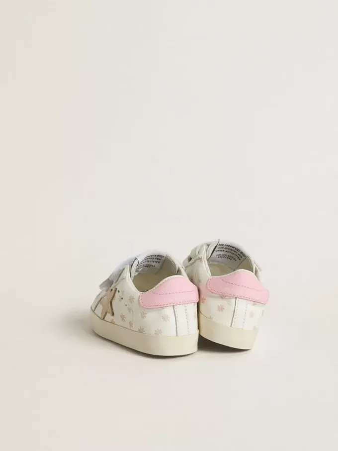 Modèle Baby School en cuir nappa avec motif floral rose et étoile en daim beige Modèle Baby School en cuir nappa avec motif floral rose et étoile en daim beige