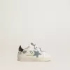 Modèle Baby School en cuir nappa blanc avec étoile en daim bleu clair et motif tennis Modèle Baby School en cuir nappa blanc avec étoile en daim bleu clair et motif tennis