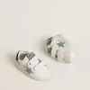 Modèle Baby School en cuir nappa blanc avec étoile en daim bleu clair et motif tennis Modèle Baby School en cuir nappa blanc avec étoile en daim bleu clair et motif tennis