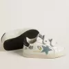 Modèle Baby School en cuir nappa blanc avec étoile en daim bleu clair et motif tennis Modèle Baby School en cuir nappa blanc avec étoile en daim bleu clair et motif tennis