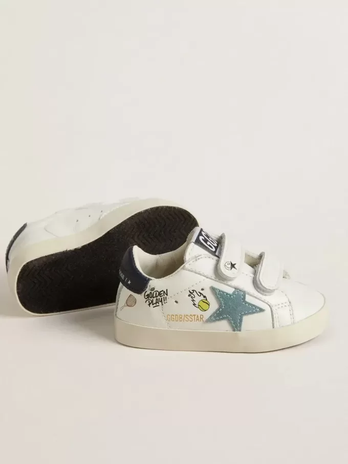 Modèle Baby School en cuir nappa blanc avec étoile en daim bleu clair et motif tennis Modèle Baby School en cuir nappa blanc avec étoile en daim bleu clair et motif tennis