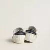 Modèle Baby School en cuir nappa blanc avec étoile en daim bleu clair et motif tennis Modèle Baby School en cuir nappa blanc avec étoile en daim bleu clair et motif tennis