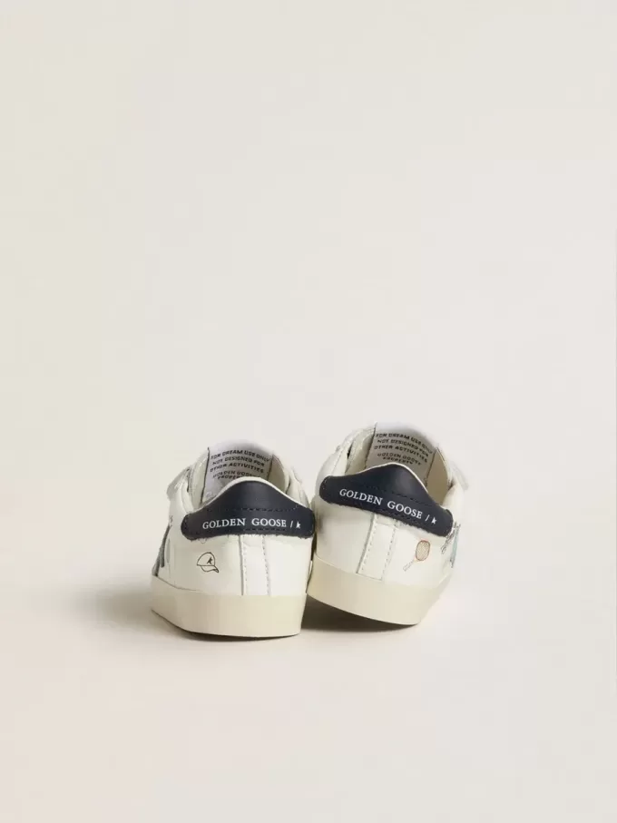 Modèle Baby School en cuir nappa blanc avec étoile en daim bleu clair et motif tennis Modèle Baby School en cuir nappa blanc avec étoile en daim bleu clair et motif tennis