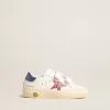 Modèle Junior May School en cuir avec étoile pailletée et languette au talon Modèle Junior May School en cuir avec étoile pailletée et languette au talon