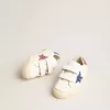 Modèle Junior May School en cuir avec étoile pailletée et languette au talon Modèle Junior May School en cuir avec étoile pailletée et languette au talon