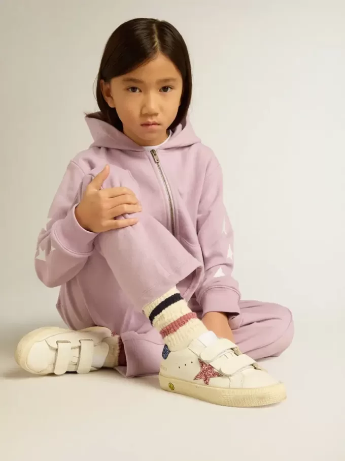 Modèle Junior May School en cuir avec étoile pailletée et languette au talon Modèle Junior May School en cuir avec étoile pailletée et languette au talon