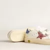 Modèle Junior May School en cuir avec étoile pailletée et languette au talon Modèle Junior May School en cuir avec étoile pailletée et languette au talon